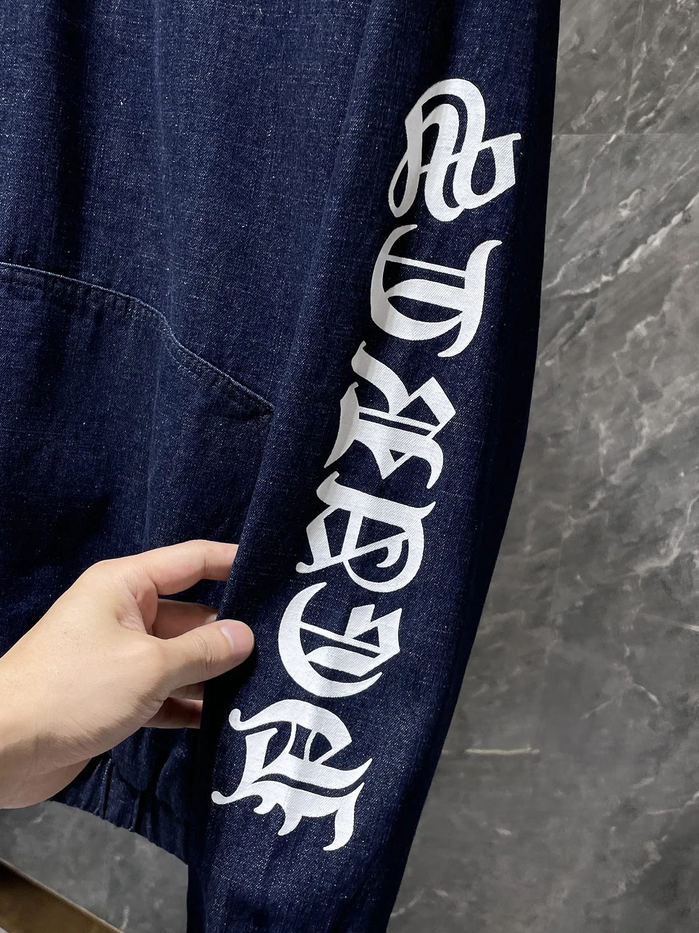P356 Chrome Hearts customized shirt series, exclusive custom-woven and dyed 100% pure cotton high-weight denim fabric, high-tech washing! Heavy enzyme stone rinse! Original hardware mold opening! ⭐Specially customized front pocket design. This season’s most versatile denim shirt. Suitable for all kinds of outfits and can be worn in all seasons. 🌈Recommended color: denim wash color🌈Code numbers: S, M, L, XL